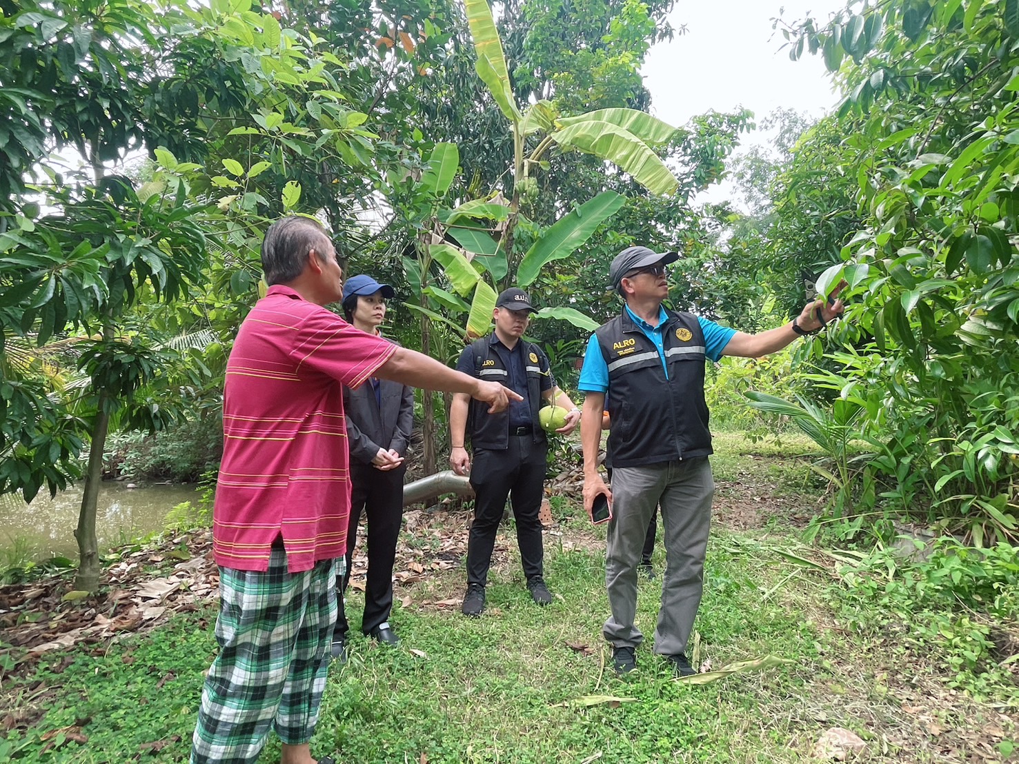 title - ผู้ตรวจราชการ ส.ป.ก. ประชุมตรวจติดตามความก้าวหน้าผลการดำเนินงานตามแผนการตรวจราชการของ ส.ป.ก. ประจำปีงบประมาณ พ.ศ. 2568 รอบที่ 2 เขตตรวจราชการที่ 2 จังหวัดปทุมธานี และลงพื้นที่ตรวจเยี่ยมเกษตรกรแปลงต้นแบบเกษตรกรรมยั่งยืน การทำเกษตรอินทรีย์ ในเขตปฏิรูปที่ดินจังหวัดปทุมธานี
